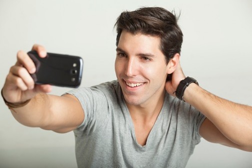 Are men who take selfies narcissistic?