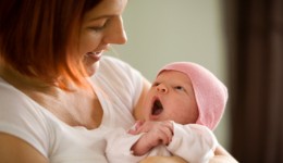 Does consistent bonding with mom help babies feel more secure?