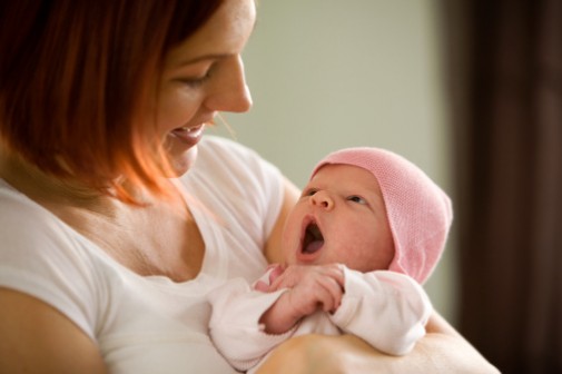 Does consistent bonding with mom help babies feel more secure?