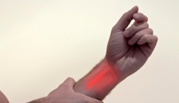 3 signs it’s time to see a doctor for carpal tunnel syndrome