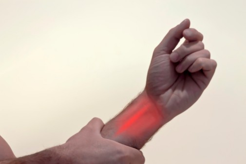 3 signs it’s time to see a doctor for carpal tunnel syndrome