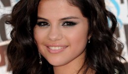 Selena Gomez puts spotlight on lupus