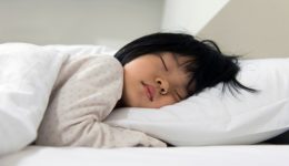 Can early bedtimes for kids prevent weight gain later?