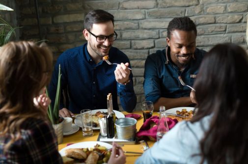 8 tips for eating healthier while dining out