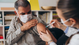 Los líderes sanitarios dan prioridad a las inequidades médicas durante la distribución de vacunas