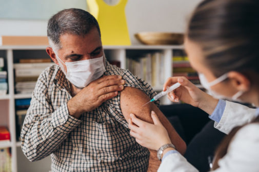 Los líderes sanitarios dan prioridad a las inequidades médicas durante la distribución de vacunas