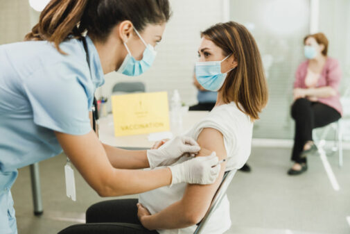 ¿Las mujeres embarazadas deben vacunarse contra la gripe?